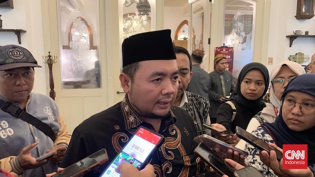 Ketua KPU RI Mochammad Afifuddin memperbolehkan calon kepala daerah yang kalah melawan kotak kosong untuk maju kembali di Pilkada ulang pada Agustus 2025.