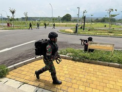TNI AU Bebaskan Bandara Dhoho yang Dikuasai Teroris