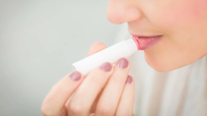 img-title Bingung Pakai Lip Oil atau Lip Balm? Yuk, Kenali Perbedaannya Sebelum Beli!