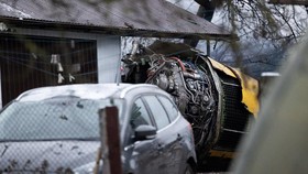 FOTO: Penampakan Bangkai Pesawat DHL Jatuh Timpa Rumah di Lithuania
