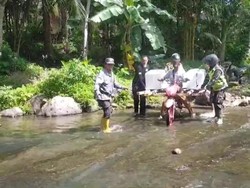 Jatuh Bangun Petugas Kirim Logistik Pilkada ke Daerah Terpencil Tasik