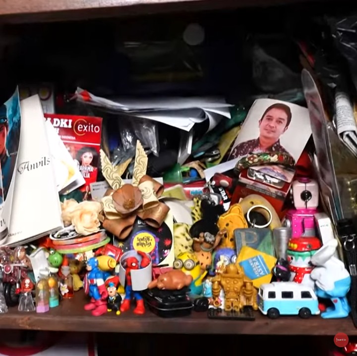 <p>Oka juga mengoleksi satu lemari penuh mainan-mainan jadul, Bunda. Di dalamnya ada berbagai jenis mainan mulai dari mobil-mobilan hingga action figure superhero. (Foto: YouTube insertlive)</p>