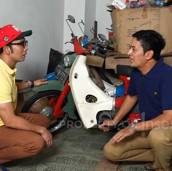 <p>Ketika memasuki area rumah, Bunda akan langsung disambut dengan deretan motor jadul yang dirawat langsung oleh pria 47 tahun ini. Tidak satu, Oka mengoleksi enam buah motor jadul, lho. (Foto: YouTube insertlive)</p>