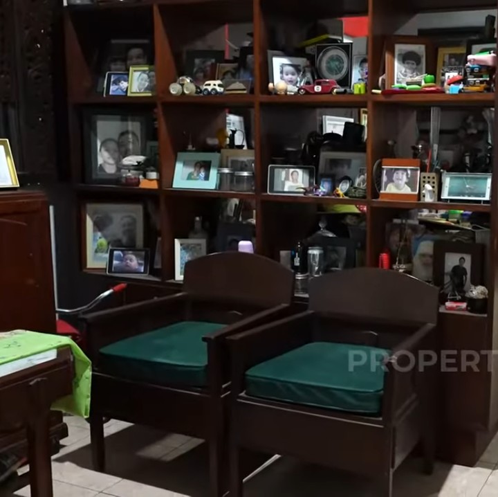 <p>"Kenapa kayu jati? Karena sangat awet, kuat semakin kena hujan dan panas semakin kuat. Daripada ganti-ganti, lebih baik sekali seumur hidup. Cuman ya memang jangan bosan. Kalau orang bosan paling dicat putih. Tapi saya senang yang serat kayunya terlihat," ujarnya. (Foto: YouTube insertlive)</p>