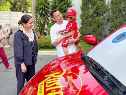 Raffi Ahmad Modif Mobil Jadi Lightning McQueen Untuk Kado Ultah Rayyanza