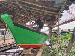 Bisnis Turun-temurun Perajin Perahu di Pinggir Sungai Musi Palembang