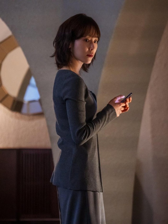 Berperan sebagai Noh In Ji dalam drama Korea The Trunk (2024), aktris Seo Hyun Jin memamerkan gaya simpel namun modis saat berakting dengan peran tersebut, Beauties./ Foto: instagram.com/netflixkr