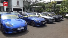 VIDEO: Polisi Pamerkan Mobil Mewah, Senpi Sitaan Kasus Judol Komdigi