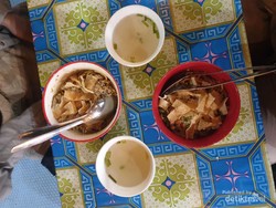Demam Kuliner Mie Pedas Kekinian di Bandung