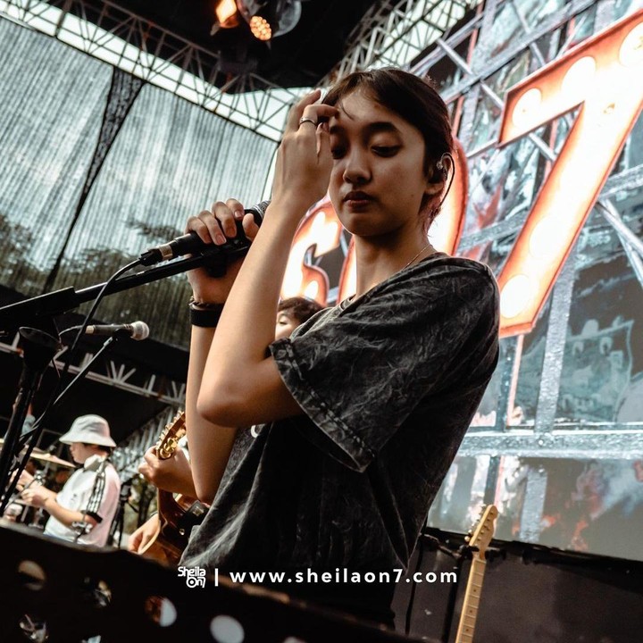 <p>"Ya memang saat Aisha jadi <em>backing</em> <em>vocal</em> Sheila On 7, baru ingat, oh iya ada lagu ini, ya," ujar Erros sambil tertawa dalam kesempatan yang sama. (Foto: Instagram: @shadjo04)</p>