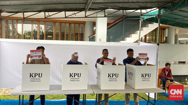 Anies Baswedan mencoblos bersama sang isteri Ferry Farhati, dan kedua putranya yaitu Mikhail Baswedan dan Kaisar Baswedan di TPS 029 Lebak Bulus.