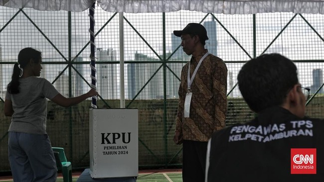 Petugas TPS di Kelurahan Penjaringan, Jakarta Utara Achmat Betti meninggal bumi saat bekerja di hari pemungutan bunyi Pilkada Serentak 2024, Rabu (27/11).