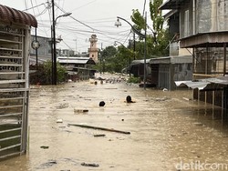 Banjir Seatap Rumah Terjadi di Medan Pagi Ini, Anak-anak Terjebak