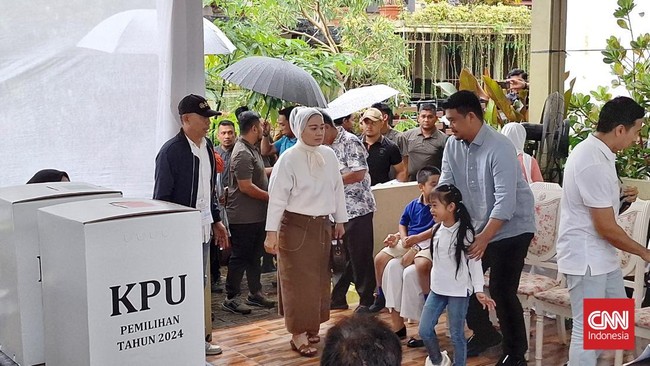 Calon gubernur Sumatera Utara nomor urut 1 Bobby Nasution mencoblos berbareng istrinya Kahiyang Ayu. Ia juga membawa ketiga anaknya.