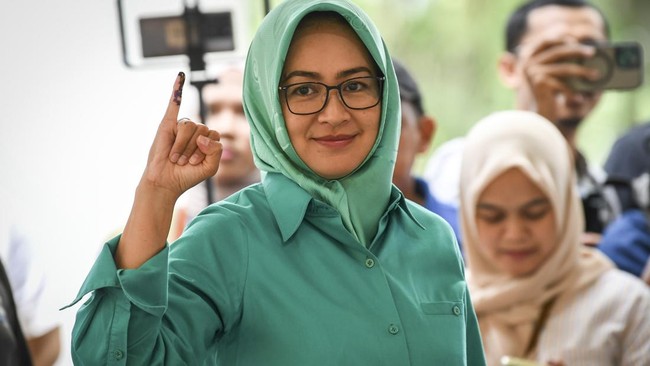 Paslon Airin Rachmi Diany-Ade Sumardi mengucapkan selamat kepada pasangan Andra Soni-Dimyati Natakusumah sebagai pemenang Pilkada Banten.