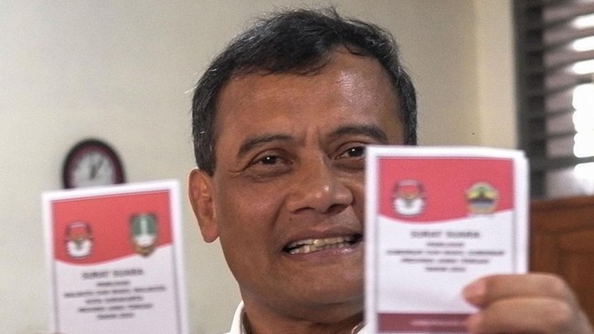 Pasangan Ahmad Luthfi-Taj Yasin tetap memimpin perolehan suara versi hitung cepat atau quick count Pilkada Jawa Tengah (Jateng) 2024 di empat lembaga survei.