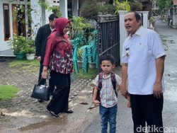 Momen Cagub Jeje Nyoblos di Pangandaran Didampingi Istri dan Cucu