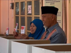 Cagub Sumbar Mahyeldi Nyoblos di TPS 5 STISIP Imam Bonjol Padang