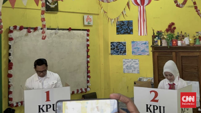 Calon Gubernur Jakarta Ridwan Kamil resmi menggunakan hak pilihnya untuk Pilkada Serentak 2024 di Bandung, Jawa Barat, Rabu (27/11).