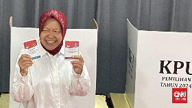 Risma Nyoblos Ditemani Suami dan Anak, Diiringi Tetangga Menuju TPS