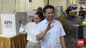 Risma Pasrah Usai Coblos, Emil Dardak ke TPS Didampingi Arumi Bachsin