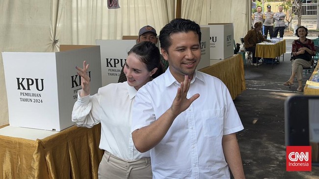 Emil Dardak dan istri mencoblos di Margorejo Indah, Wonocolo, Surabaya. Sementara itu, Risma mencoblos di Kecamatan Wiyung, Surabaya.