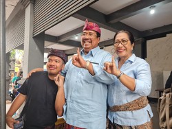 PAS Nyoblos di TPS 9 Dauh Puri Kelod Denpasar, Pakai Baju Biru-Naik Motor