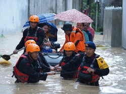 Kombes Rantau Isnur Pimpin Tim SAR Brimob Sumut Evakuasi Korban Banjir di Medan