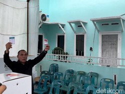 Edy Rahmayadi Nyoblos Didampingi Keluarga: Aku Pilih Nomor 1