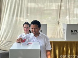 Tepat Pukul 08.22 WIB, Emil Dardak Salurkan Hak Pilih di TPS 015 Surabaya