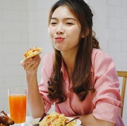 7 Pola Makan untuk Mencegah Jerawat: Apa yang Harus Dikonsumsi dan Dihindari?