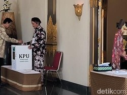 Sri Sultan HB X Nyoblos Pilkada Jogja di Ndalem Tjokronegaran