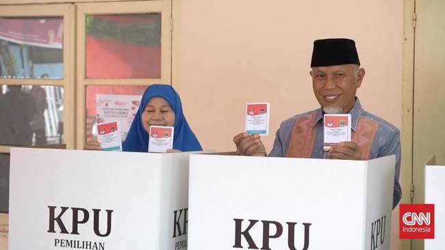 Dua calon gubernur Sumatera Barat, Mahyeldi dan Epyardi Asda, menggunakan kewenangan pilihnya masing-masing untuk Pilgub 2024.