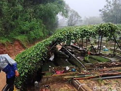 Banjir dan Longsor Terjang Bandung, Sekolah Rusak hingga Makam Amblas
