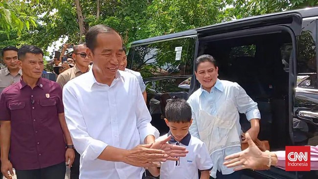 Presiden ke-7 RI, Jokowi bersama istrinya, Iriana Jokowi menyalurkan hak suaranya di TPS 12, Kelurahan Sumber, Banjarsari, Solo, Jawa Tengah, Rabu (27/11).