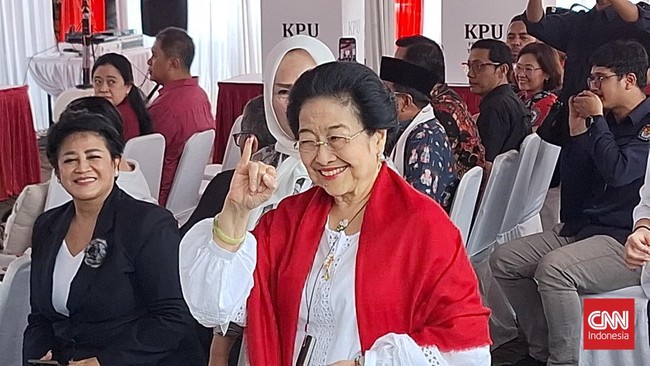 Ketumm PDIP Megawati Soekarnoputri mencoblos di TPS 24 Kebagusan, Jakarta, berbareng Puan Maharani dan Prananda Prabowo.