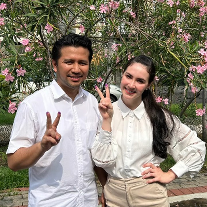 <p>Saat menghampiri TPS, Emil dan Arumi menyapa warga sekitar yang juga tengah melakukan pencoblosan. Setelah mencoblos, keduanya juga berpose sampil memamerkan dua jari, Bunda. (Foto: Instagram: @arumibachsin_94)</p>