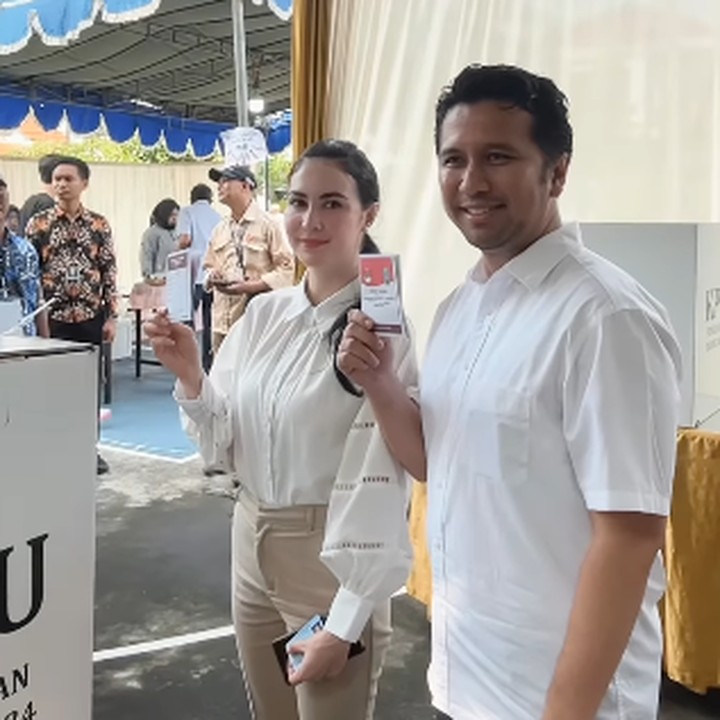 <p>Selain Khofifah, sang wakil, Emil Dardak, turut mengenakan pakaian serba putih saat melakukan pencoblosan hari ini. Tidak sendirian, Emil turut didampingi oleh sang istri, Arumi Bachsin. (Foto: Instagram: @emildardak)</p>