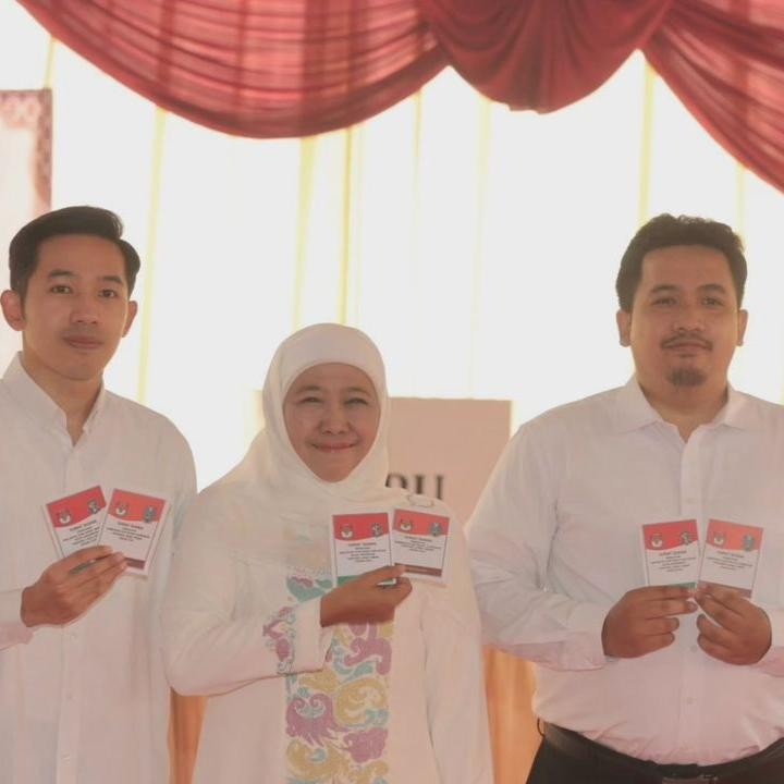 <p>Cagub Jawa Timur nomor urut dua, Khofifah Indar Parawansa telah menggunakan hak pilihnya pada Pilkada serentak 2024, Bunda. Bersama keluarga, mereka kompak mengenakan pakaian serba putih. (Foto: Instagram: @khofifah.ip)</p>