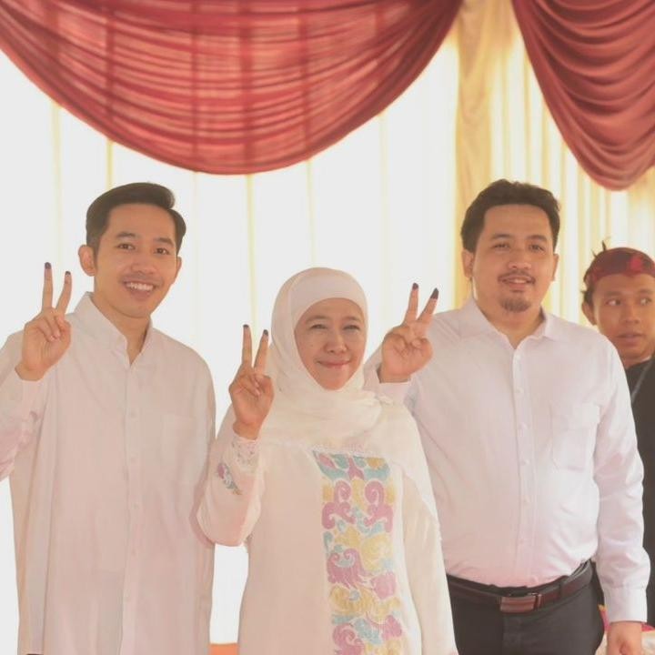 <p>Bersama dengan suami dan anaknya, Khofifah mendatangi TPS untuk menggunakan hak pilihnya. Setelah itu, ia pun memamerkan dua jari yang sudah bertinta biru. (Foto: Instagram: @khofifah.ip)</p>