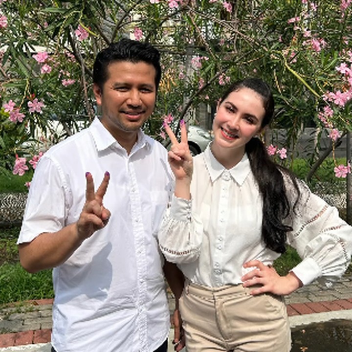 <p>"<em>Bismillahirahmanirrahim</em>. Kami berdua sudah menggunakan hak pilih dalam Pilkada serentah 2024 pagi ini. Yuk! Pilih pakai hati dan jangan golput, ya," tulis Arumi pada laman Instagram-nya seraya mengunggah potret dengan sang suami. Penampilan Arumi yang tampil sederhana pun mencuri perhatian warganet. (Foto: Instagram: @arumibachsin_94)</p>
