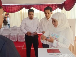 Video: Senyum Khofifah Seusai Nyoblos Ditemani Dua Putranya