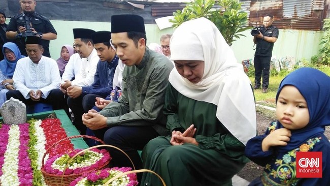 Khofifah ziarah ke makam suami dan orang tuanya di Surabaya sebelum menggunakan hak suara untuk Pilgub Jawa Timur 2024.