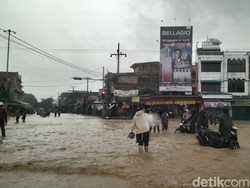 Banjir Juga Rendam Simpang Kampung Lalang Medan, Banyak Motor Mogok