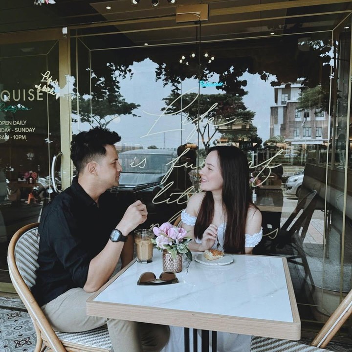 <p>"Makan siang bersamamu adalah jenis kencan favoritku," ujar Lucky mesra dengan menyisipkan emotikon hati berwarna putih. (Foto: Instagram: @_luckyperdana)</p>