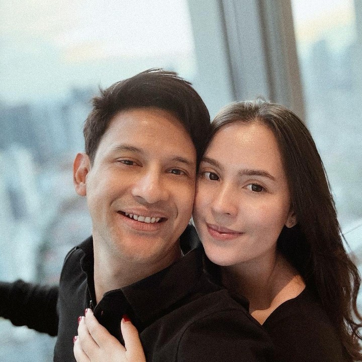 <p>Aktor tampan Lucky Perdana menikah dengan Lidi Brugman pada tahun 2020, Bunda. Keduanya pun semakin terlihat romantis di usia pernikahan ke-empat. (Foto: Instagram: @_luckyperdana)</p>