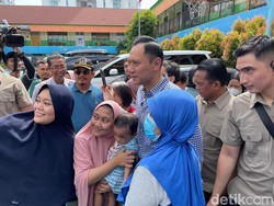 Berbaju Kotak-kotak, AHY Nyoblos di TPS 28 Cipete Utara