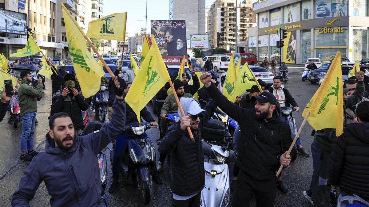 FOTO: Pendukung Hizbullah Rayakan Gencatan Senjata dengan Israel