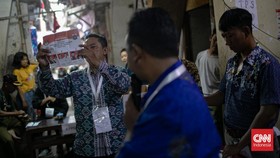 FOTO: Hitung Suara Pilgub DKI Jakarta di TPS