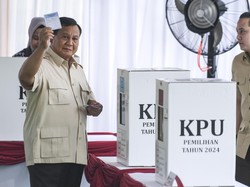 Video: Prabowo Sapa Warga-Gendong Anak Kecil Seusai Nyoblos di Bogor